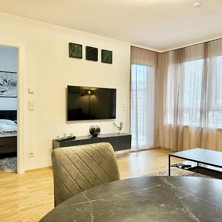 10 Minutes To The Center, 2 Minutes To The Metro Apartment Wina Bagian luar foto